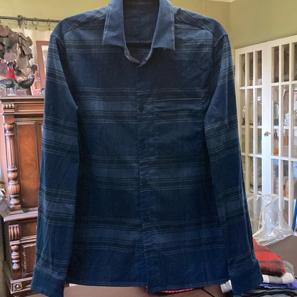 Lululemon Men’s flannel shirt. Blue plaid. Small